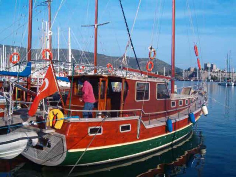 yachtPhoto182_114534719553e0a2ffed5af