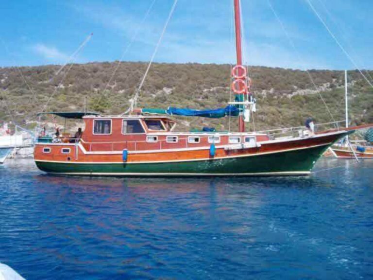 yachtPhoto182_210037611553e0a2fa543e3