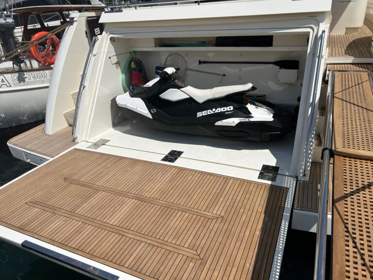 Ferretti Yachts 800 for sale